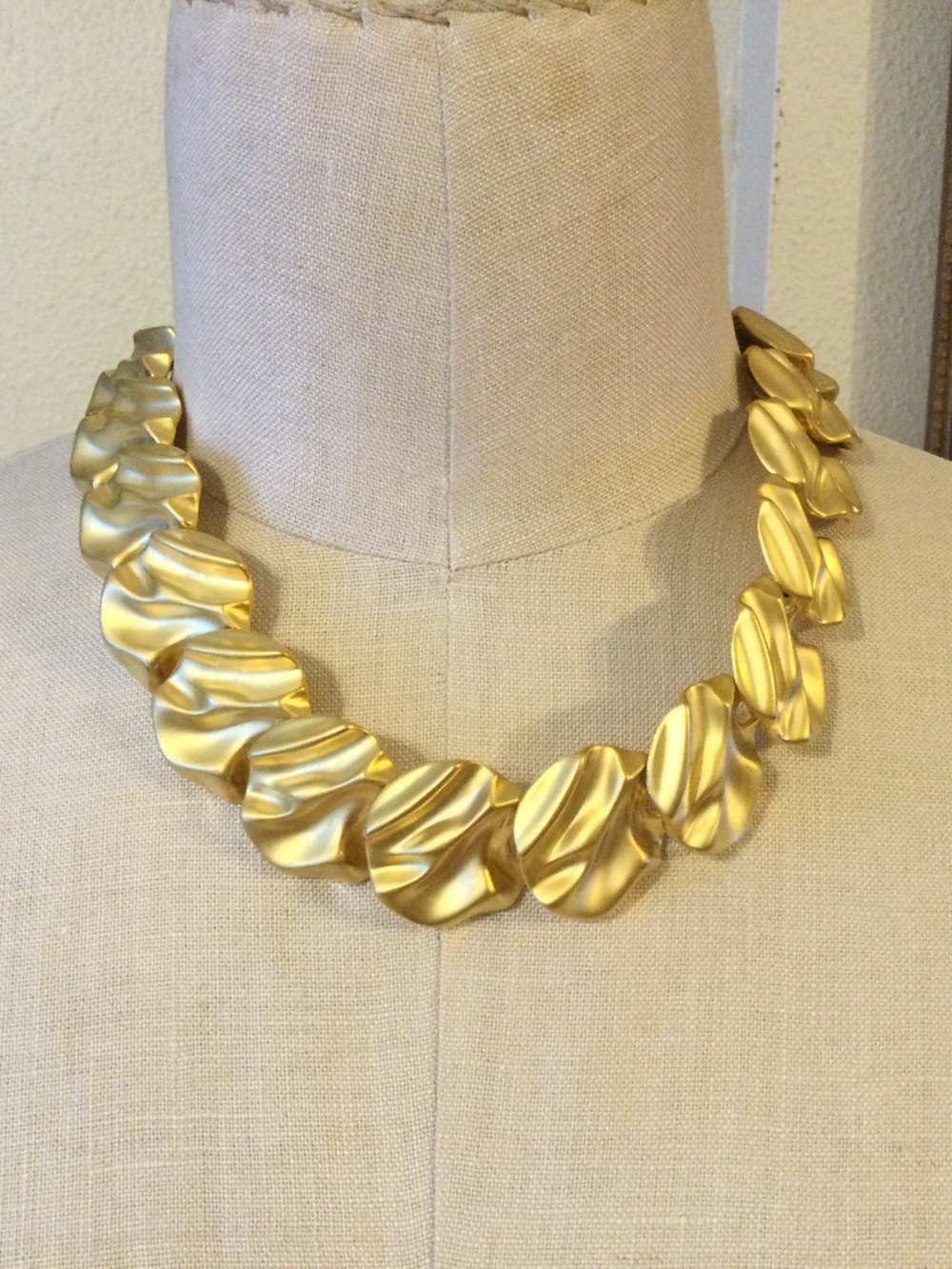 VTG 1980’s Gold Toned Chunky Necklace